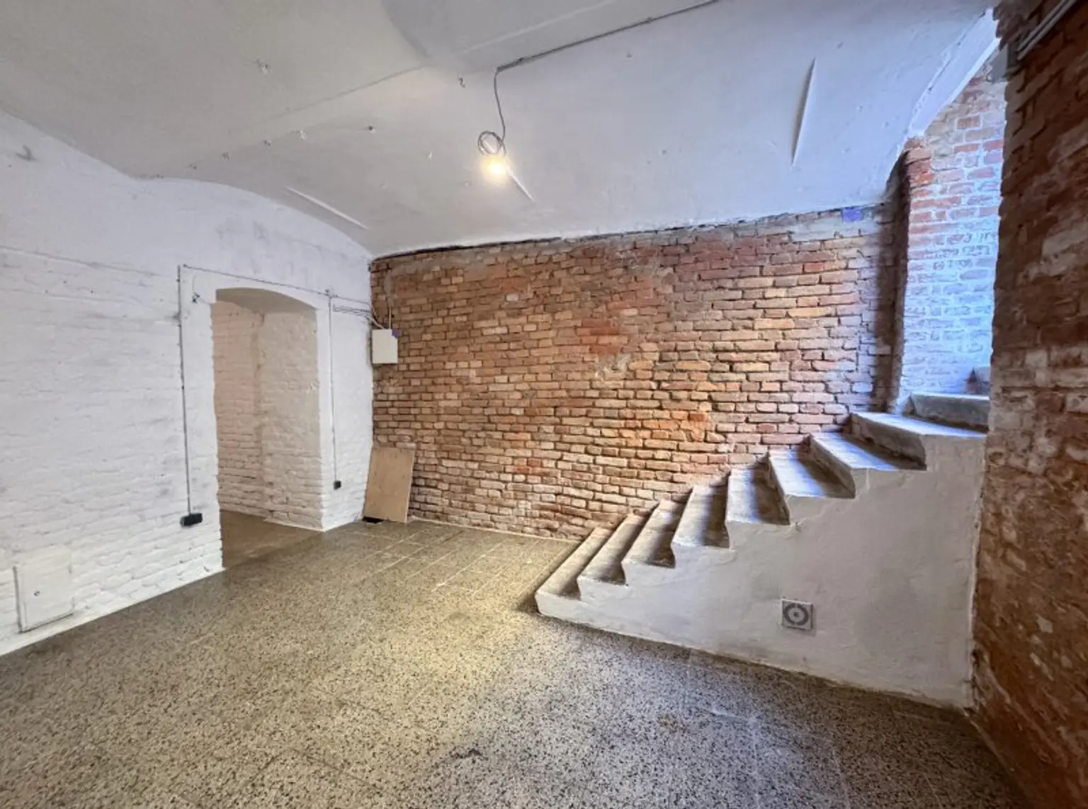 PROVISIONSFREI! Lager / Magazin mit 45 m2 Nutzfläche und Strassenzugang zu vermieten Nahe Erdbergstrasse / Schlachthausgasse!