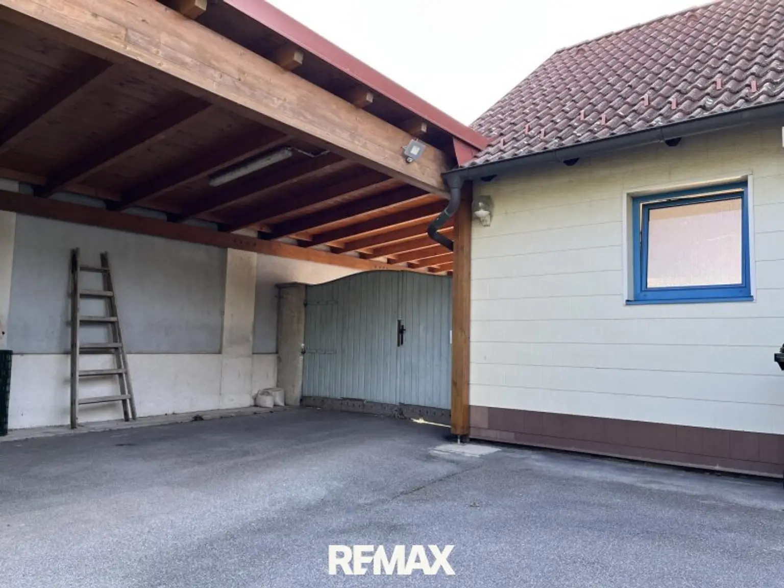 Carport über Einfahrt