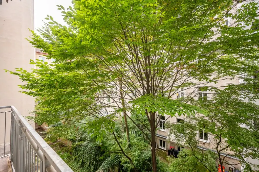 ++1150++ Stilvolle 4-Zimmer Altbauwohnung mit Balkon – Wohnen in Toplage mit Topausstattung