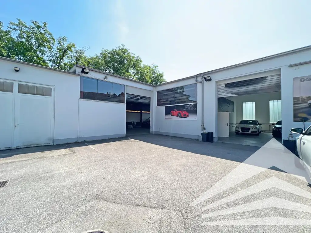 Vielseitige Lagerhalle/Werkstatt mit Parkflächen direkt an der Wienerstrasse!