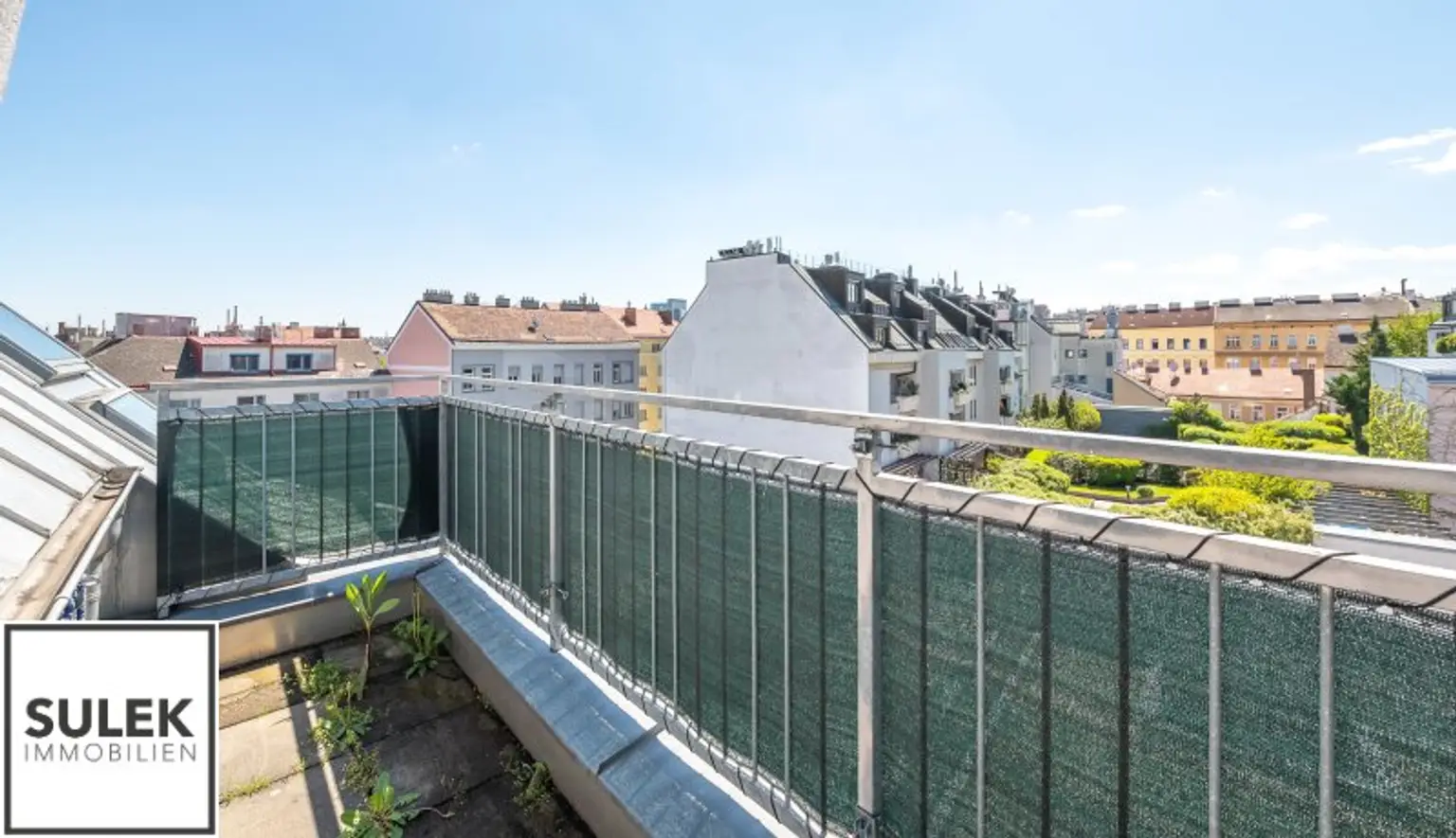 Großzügige, sonnige DG-Neubauwohnung mit hofseitiger Terrasse nahe Einkaufsstraße & U6 - ab 1.12.25!