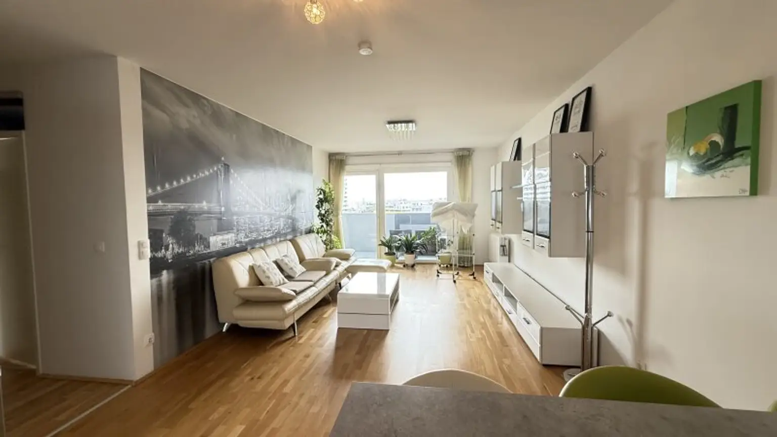 Möblierte 3 ZIMMER im 10. Stock mit herrlichem Ausblick auf die City-Line: 2 Minuten zur U-Bahn: