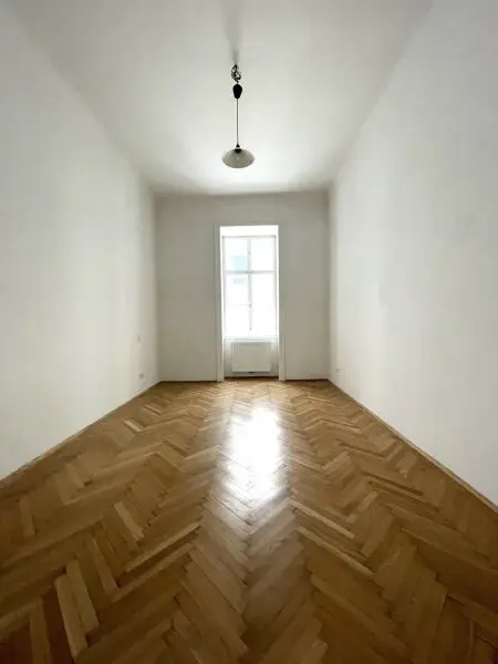Stilvolle 2 Zimmer Wohnung, neu saniert, im wunderschönen Stilaltbau