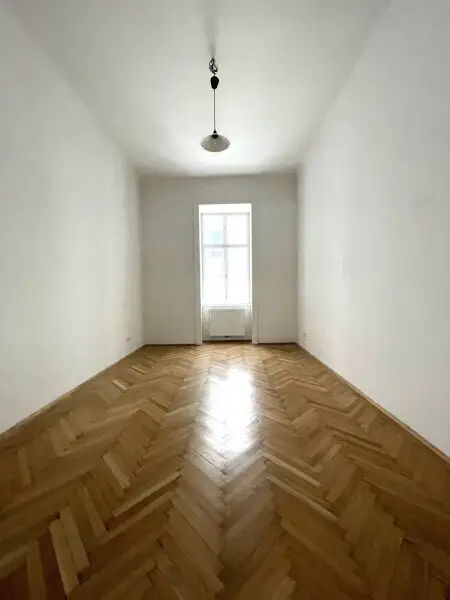 Stilvolle 2 Zimmer Wohnung, neu saniert, im wunderschönen Stilaltbau