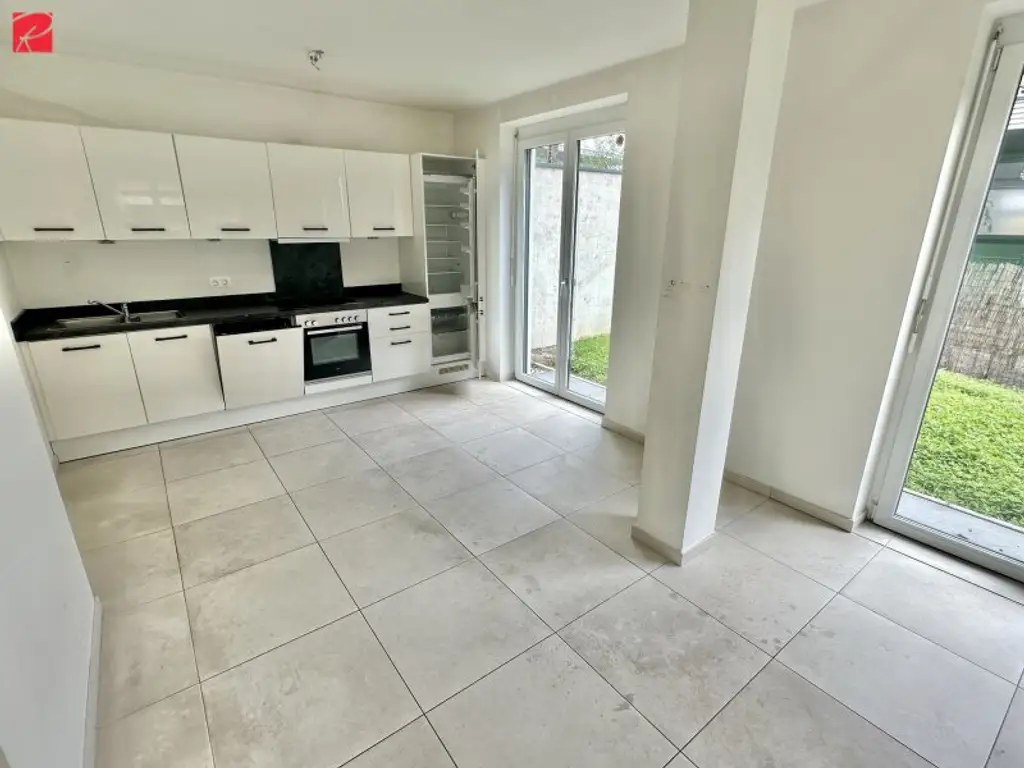 Helle Räume - 3 getrennt begehbare Zimmer - Terrasse und Garten - TG Parkplatz!