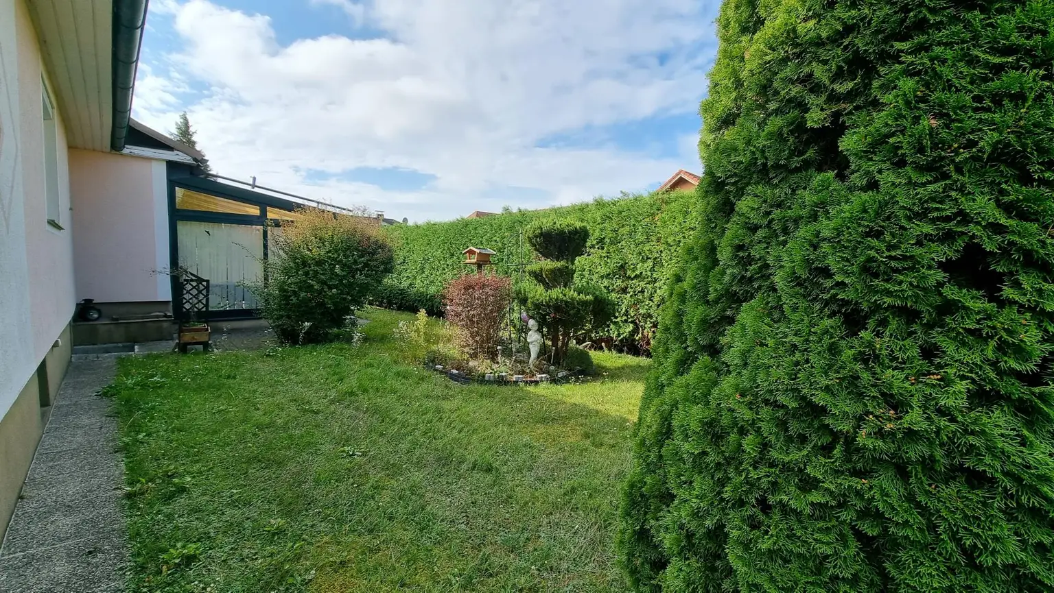 Gepflegtes Einfamilienhaus mit Pool und Garten in St. Georgen