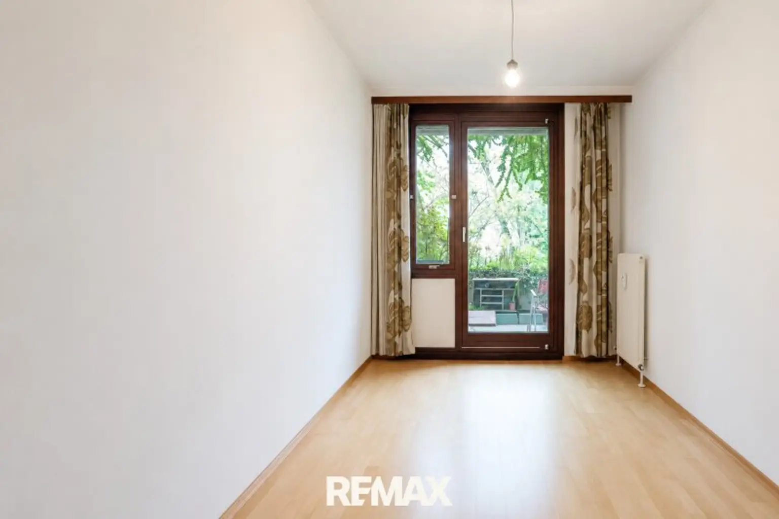 Helles Zimmer mit Terrassenzugang