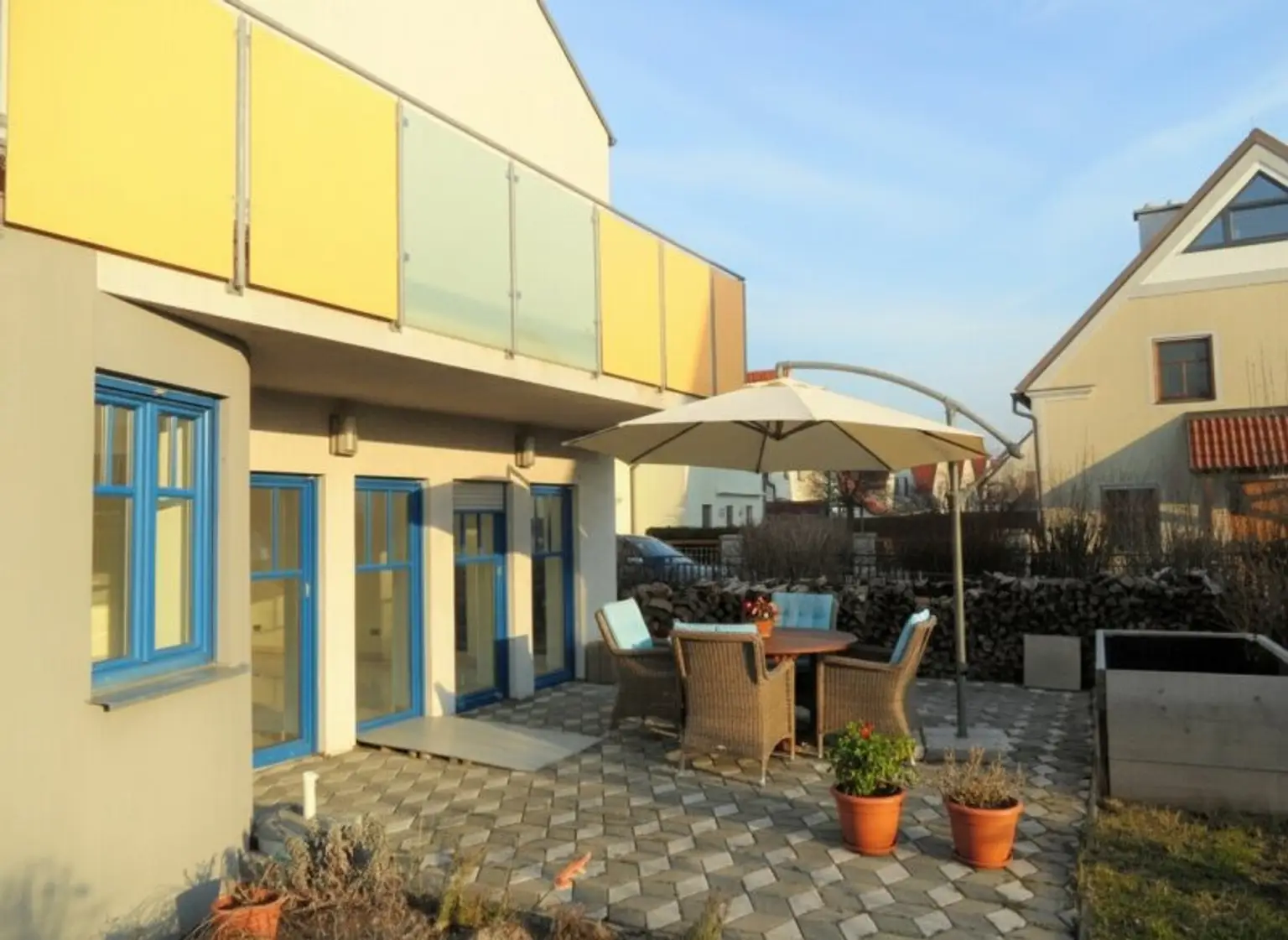 >> MIETHAUS mit 6 ZIMMER, DOPPELGARAGE, KELLER und EIGENGARTEN, am ORTSRAND!