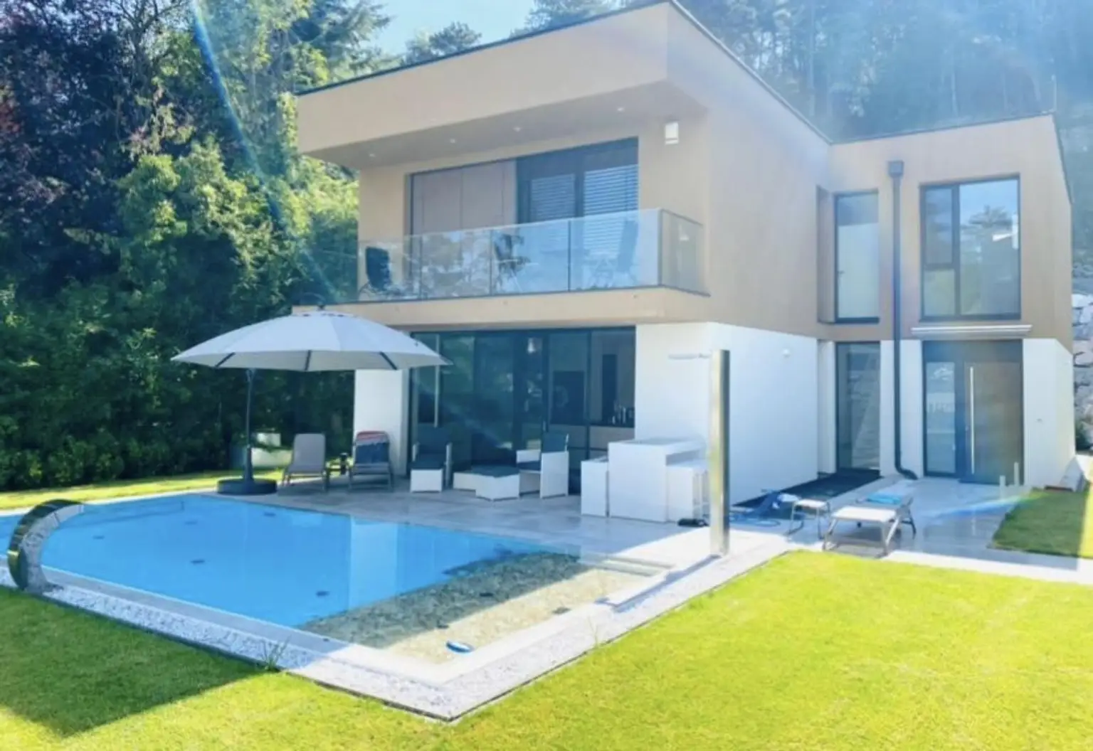 High-Tech-Luxusdomizil mit Infinity-Pool in indyllischer Waldrandlage