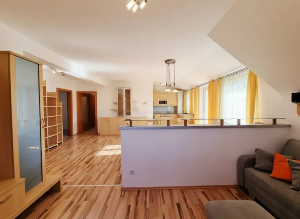 Naturnahes Wohnen mit exklusivem Extra: Schwimmteich in der Anlage