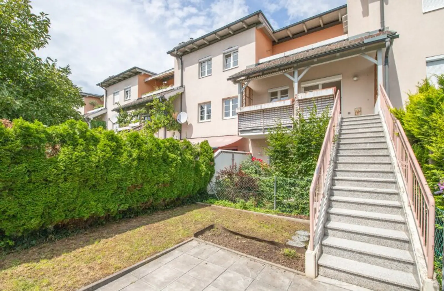 *** Wohnen in Waidmannsdorf *** Großzügige Vierzimmermaisonettewohnung mit Vorgarten & 3 Terrassen