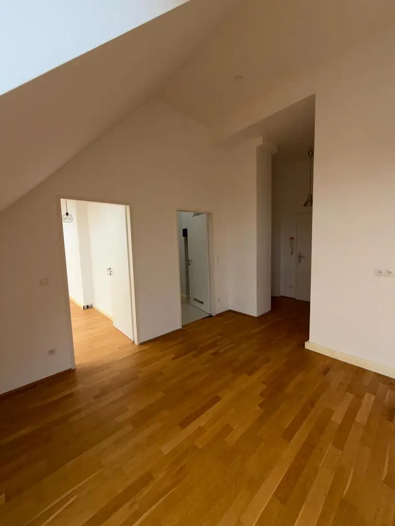 Helles 2 Zimmer - Büro - DG | wenige Schritte entfernt - Straßebahnlinie 46 | Nähe Brunnenmarkt & U6 Thaliastraße