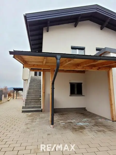 Eingangsbereich mit Carport