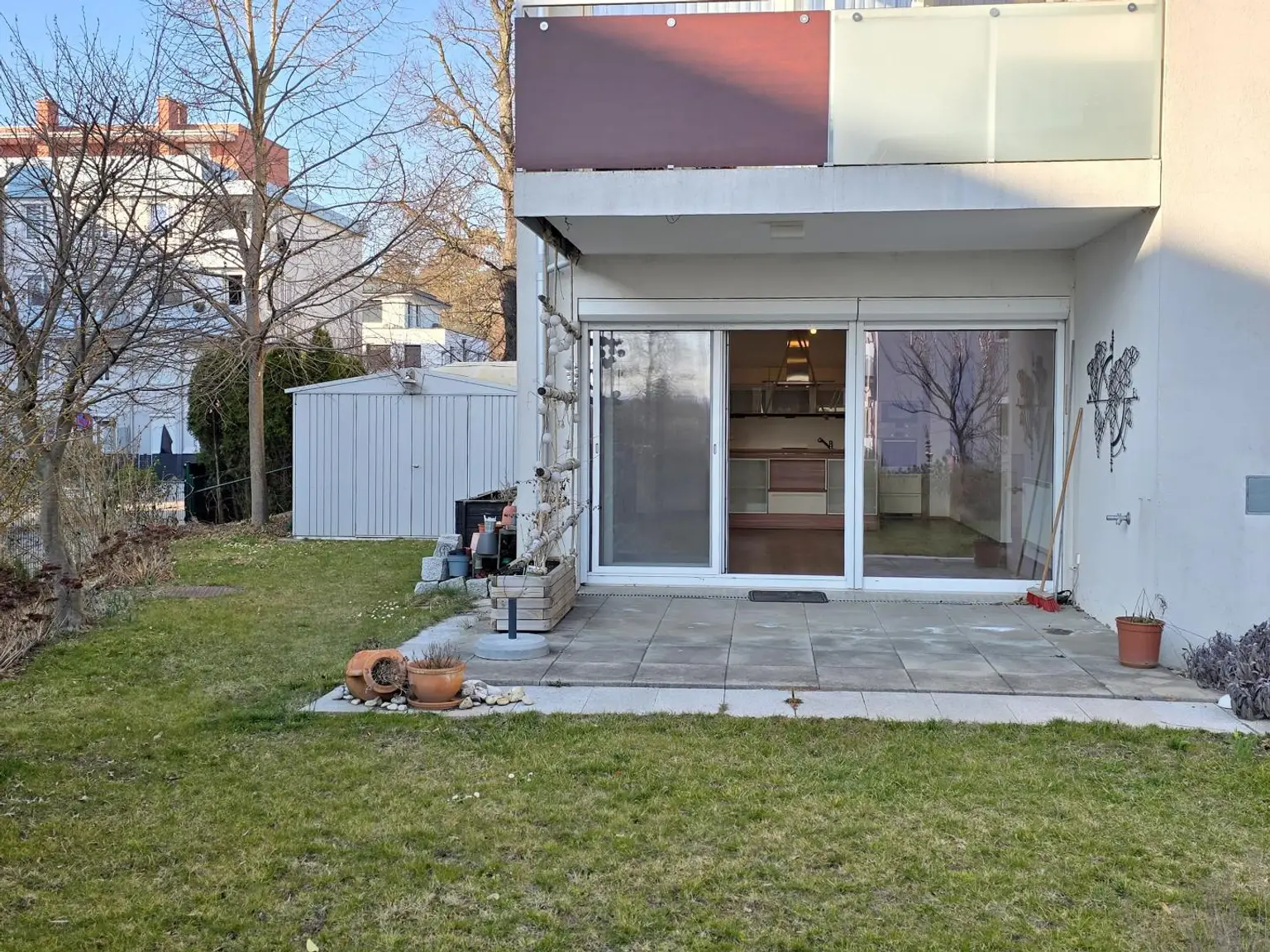 architektonisch gestalteter Garten mit Gartenhütte