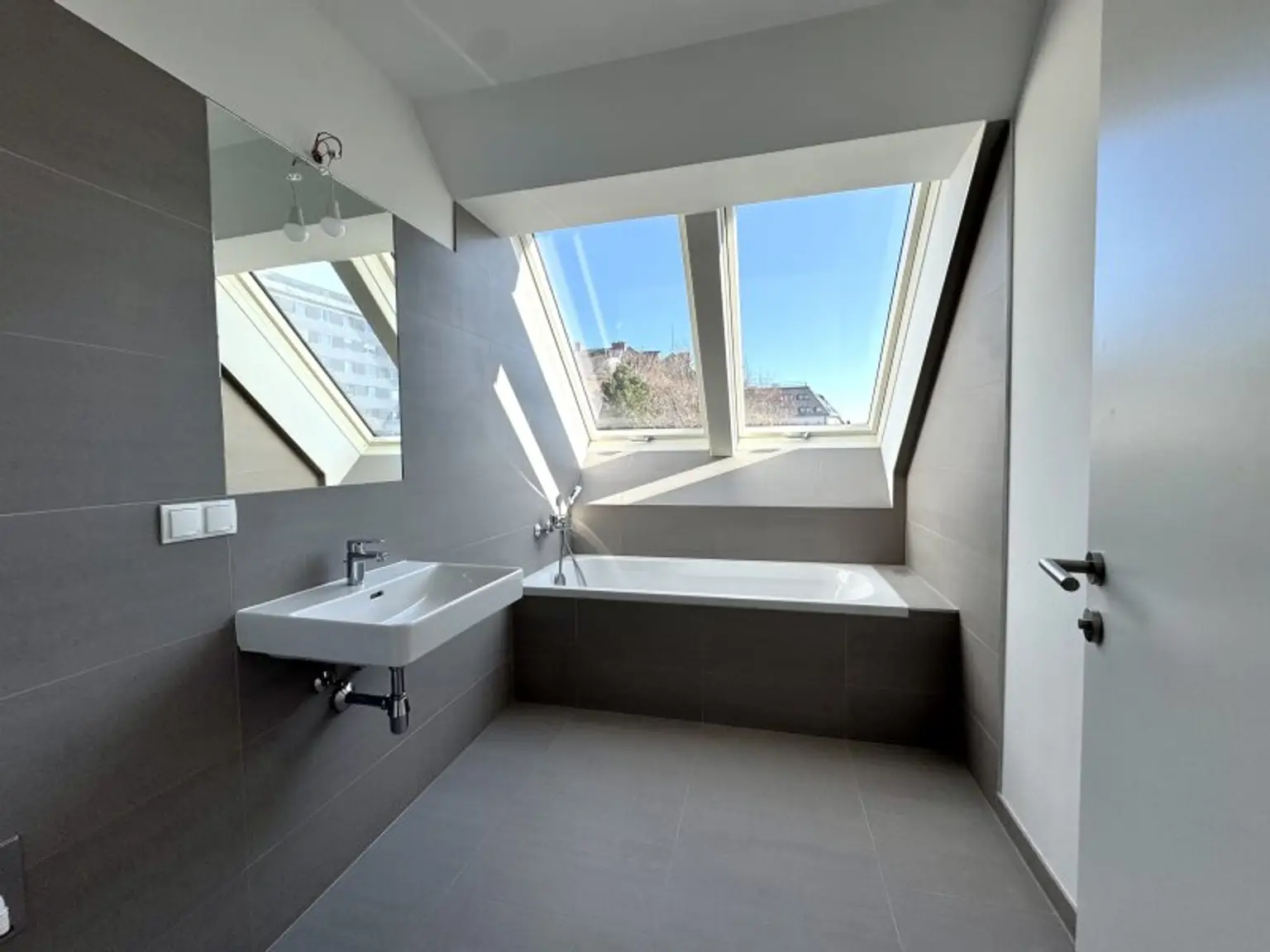 2 Zimmer Dachgeschoss Wohnung mit Home-Office Bereich und Terrasse sowie Klimaanlage - Erstbezug - Unbefristet