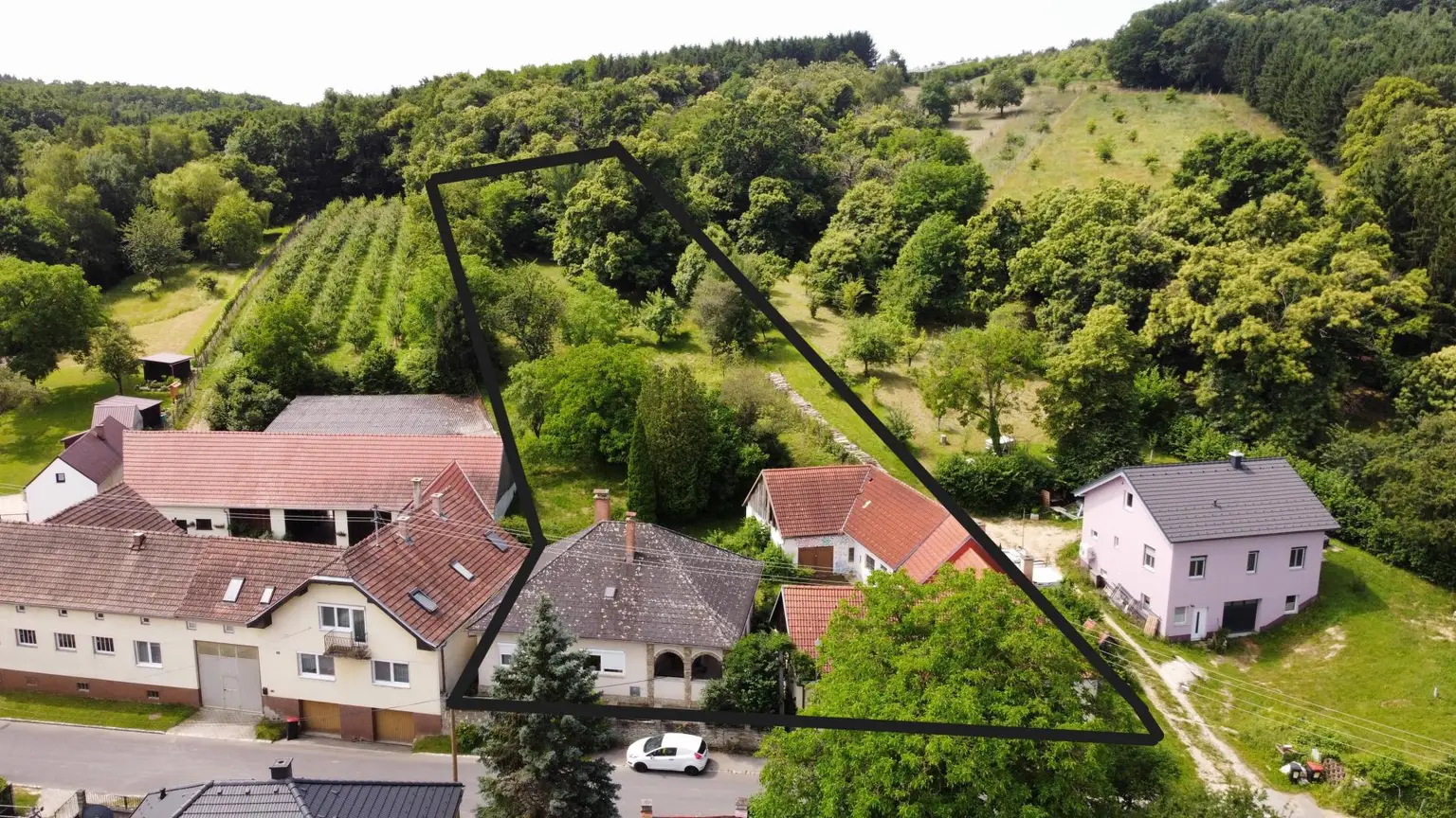 2 Einfamilienhäuser mit Nebengebäuden auf großem Grund!
