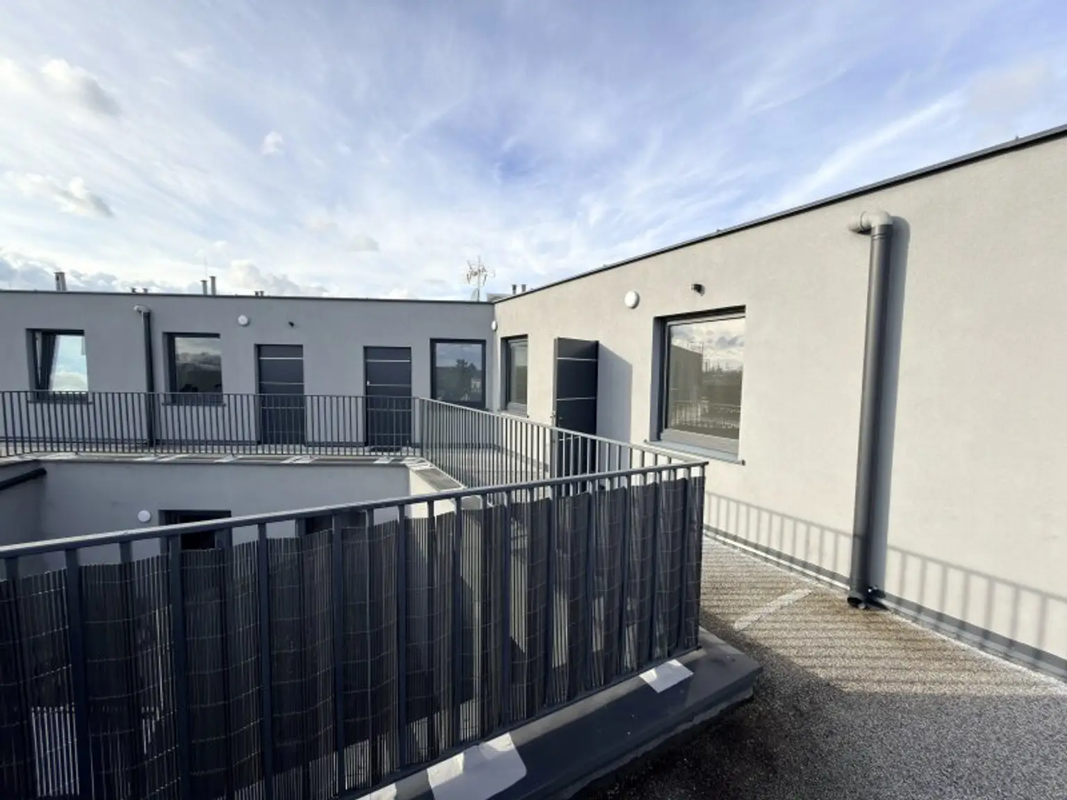 Terrassentraum -  3 Zimmer klimatisierte Dachgeschosswohnung - ohne Dachschrägen - mit 28 m2 Terrasse - Baujahr 2021 TOP 39 - PREIS Inkl. Heizung