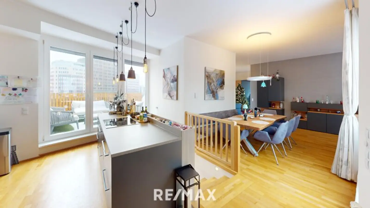 Blick von Küche zu Essbereich