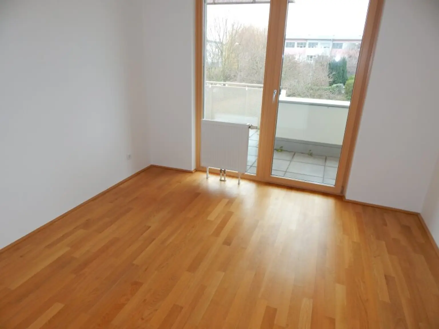 "PROVISIONSFREI" Helle und ruhige 3 Zimmer Terrassenwohnung mit Tiefgaragenplatz