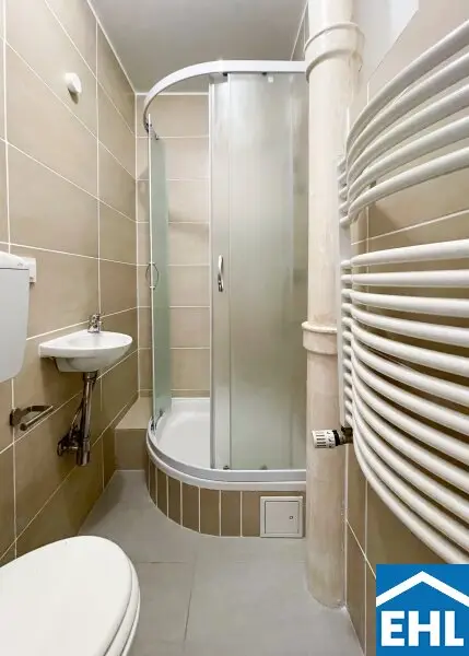 In U-Bahn-Nähe: Singlewohnung in wunderschönem Altbau