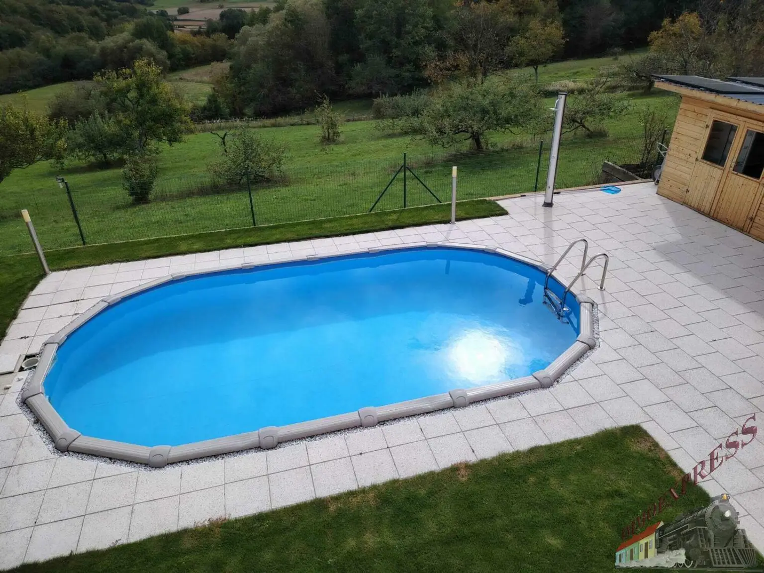 Tolles Einfamilienhaus mit Pool, Panorama-Ausblick und moderner PV-Anlage – hier fühlt sich Ihre Familie zuhause!