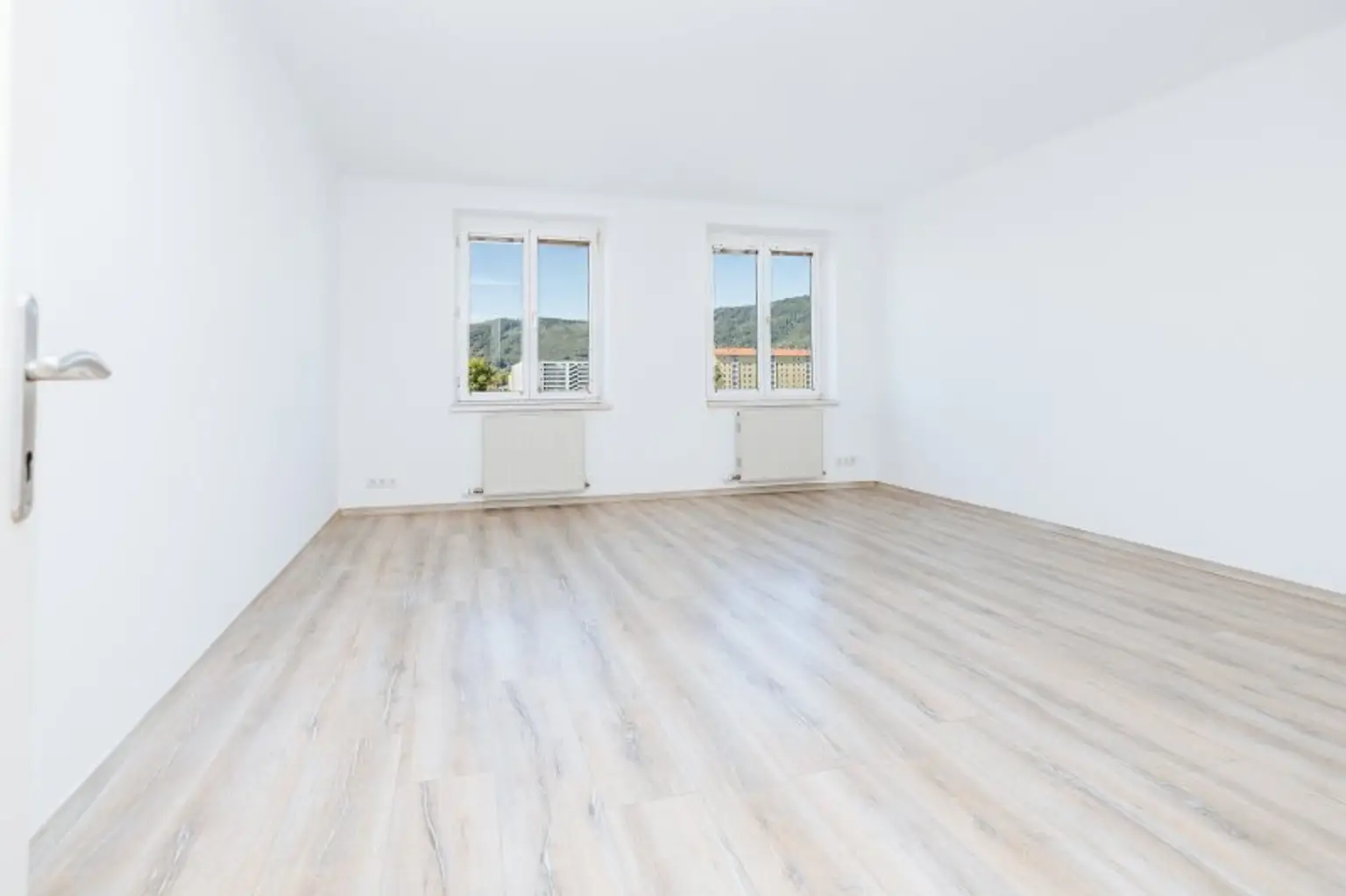 HIGHLIGHT I 4. STOCK MIT LIFT I RENOVIERT I MODERNE DUSCHE I TOP-AUSGESTATTETE KÜCHE I ZENTRAL & NÄHE BAHNHOF I HAUSTIERE WILLKOMMEN I STILVOLLES WOHNEN I DURCHDACHTER GRUNDRISS I PROJEKT WOHNEN