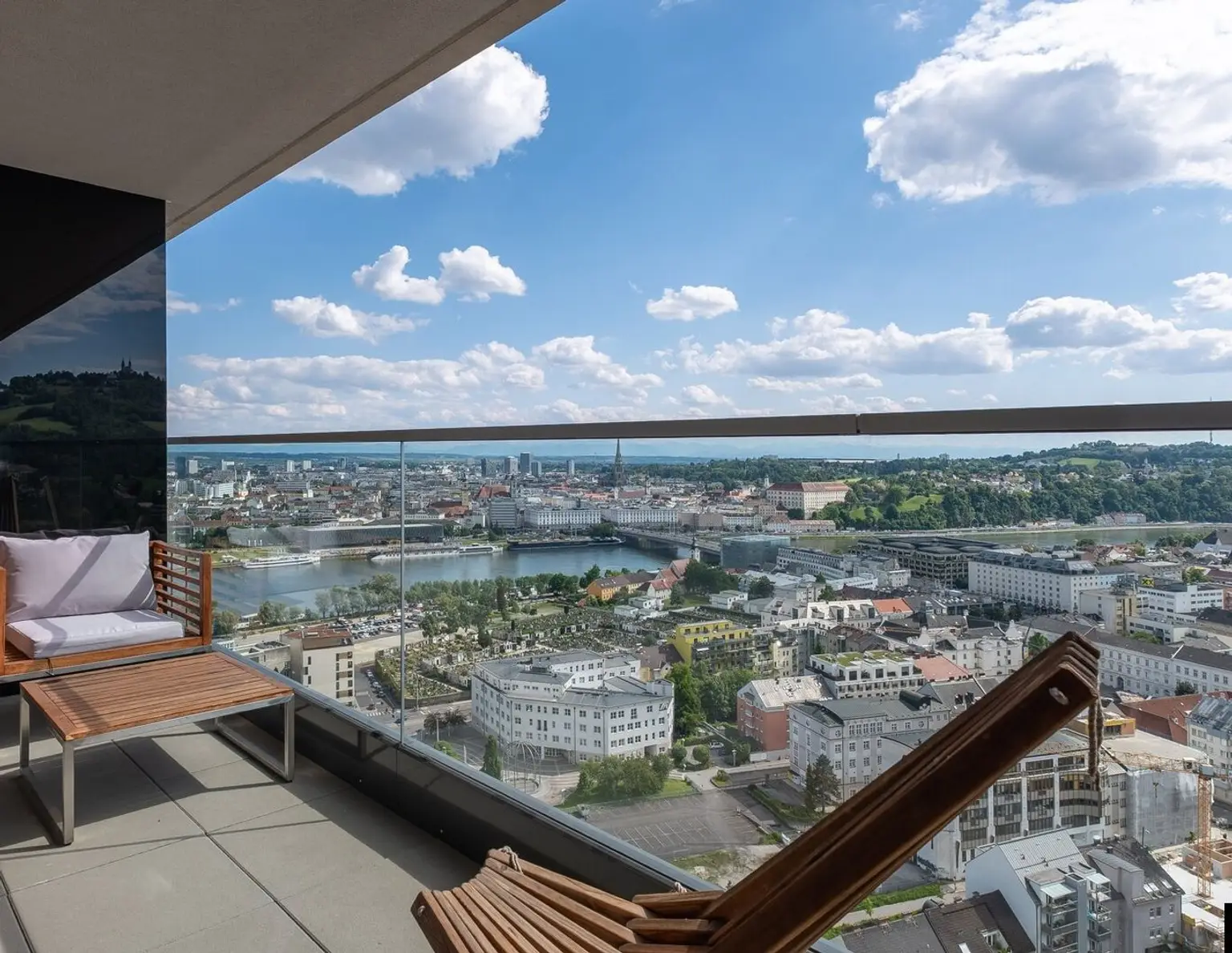 LINZ: Bruckner Tower. Sonniges Micro Loft mit traumhafter Aussicht