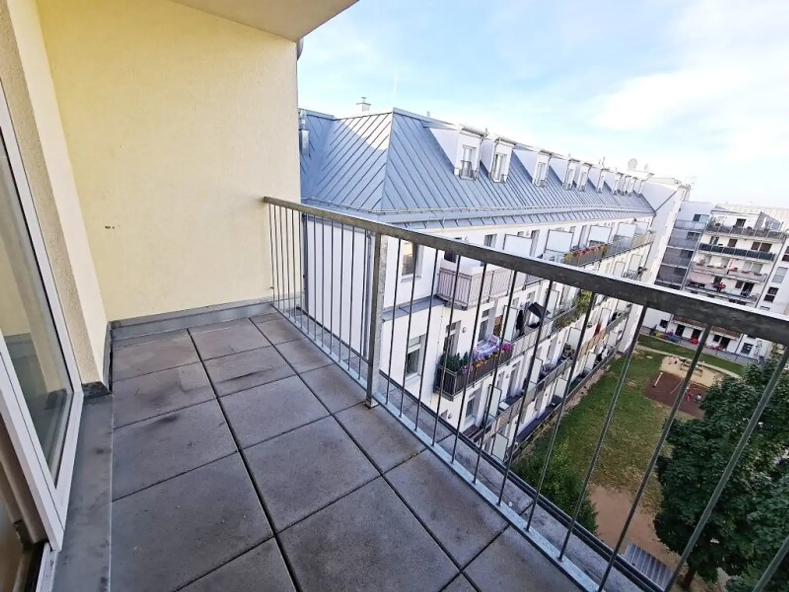 DACHGESCHOSS, gepflegte 103 m2 Neubau mit Loggia und Balkon, Wohnküche, 3 Zimmer, Wannenbad, Parketten, Holbeingasse