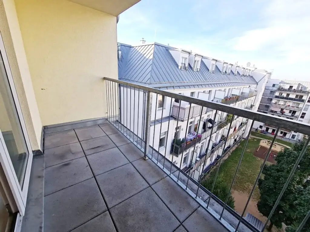 DACHGESCHOSS, gepflegte 103 m2 Neubau mit Loggia und Balkon, Wohnküche, 3 Zimmer, Wannenbad, Parketten, Holbeingasse