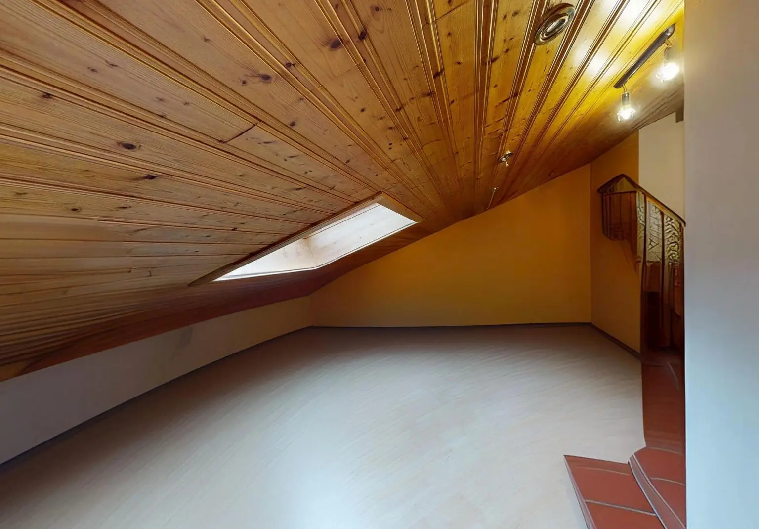 Sonnigste Lage Landecks mit traumhafter Aussicht – Haus mit viel Potenzial!