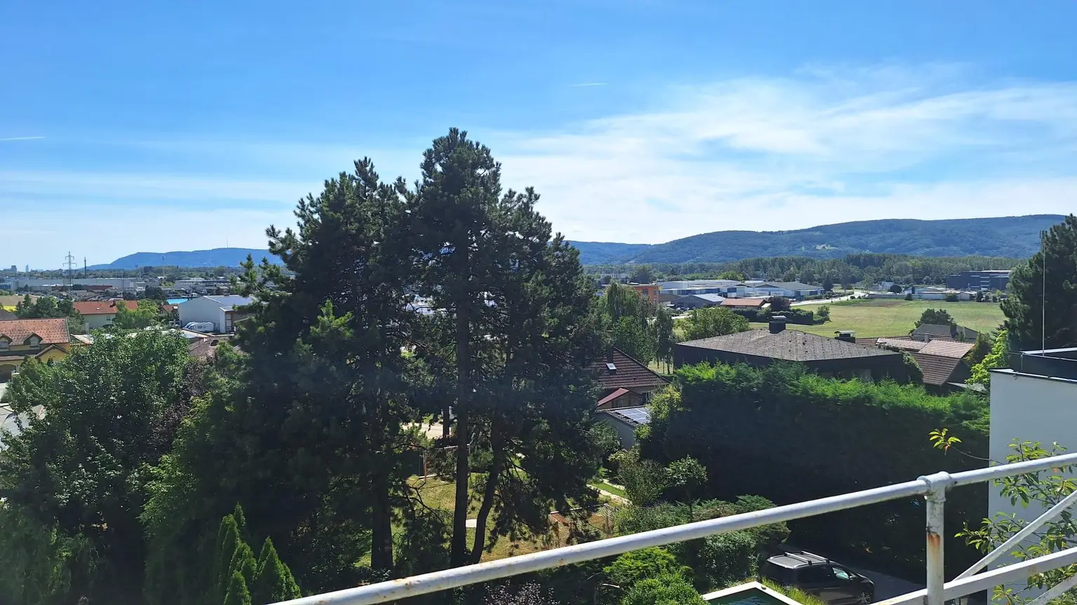 Großes Baugrundstück mit Althausbestand und schönem Waldanteil in Leobendorf.  Für Bauträger/2 Wohneinheiten möglich.