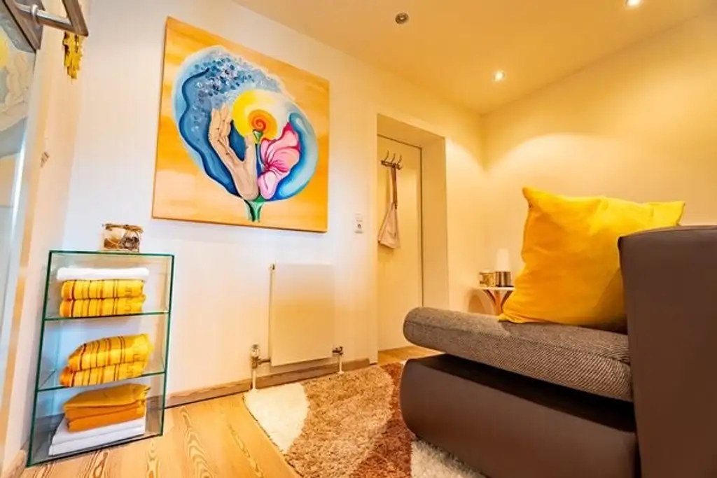 Stilvolles Wohnen im Grünen – Maisonette mit Aussicht & Biotop in Toplage