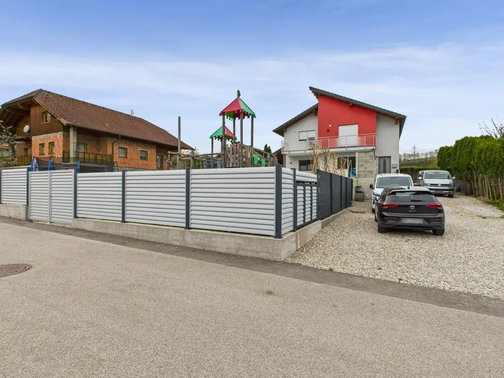 NÄHE WELS: Hochwertig modernisiertes Einfamilienhaus mit Traumgarten, Luxus - Poolanlage & smarter Haustechnik