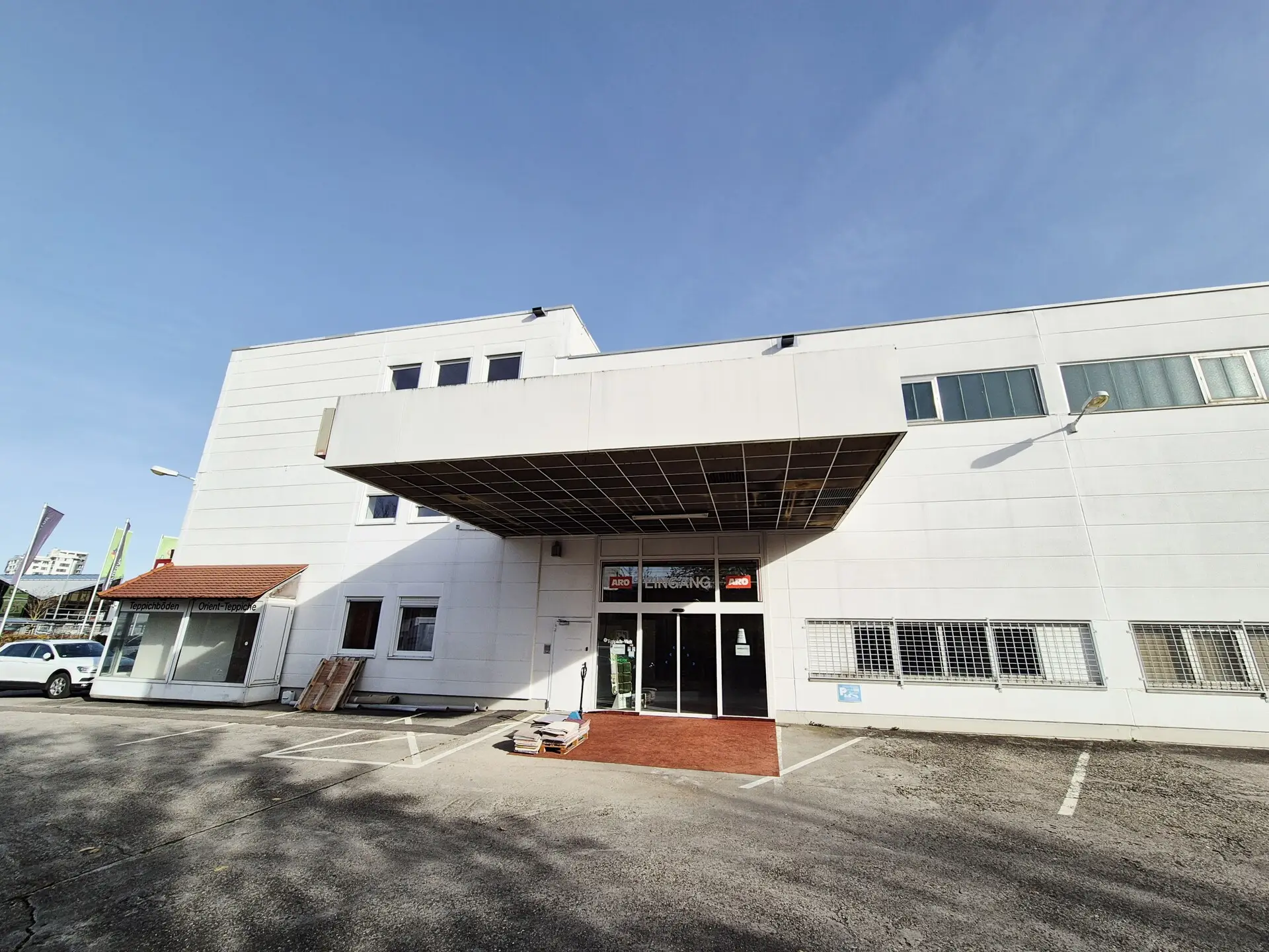 Frontansicht Haus 3 inkl Parkplätze