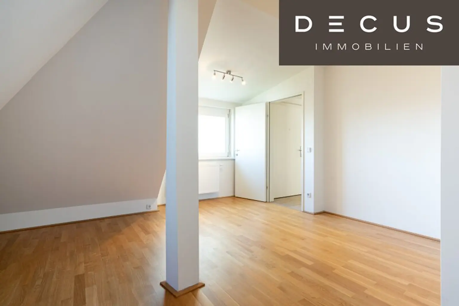 | SCHÖNE MAISONETTE MIT GROSSER LOGGIA | NÄHE SCHLOSS EGGENBERG