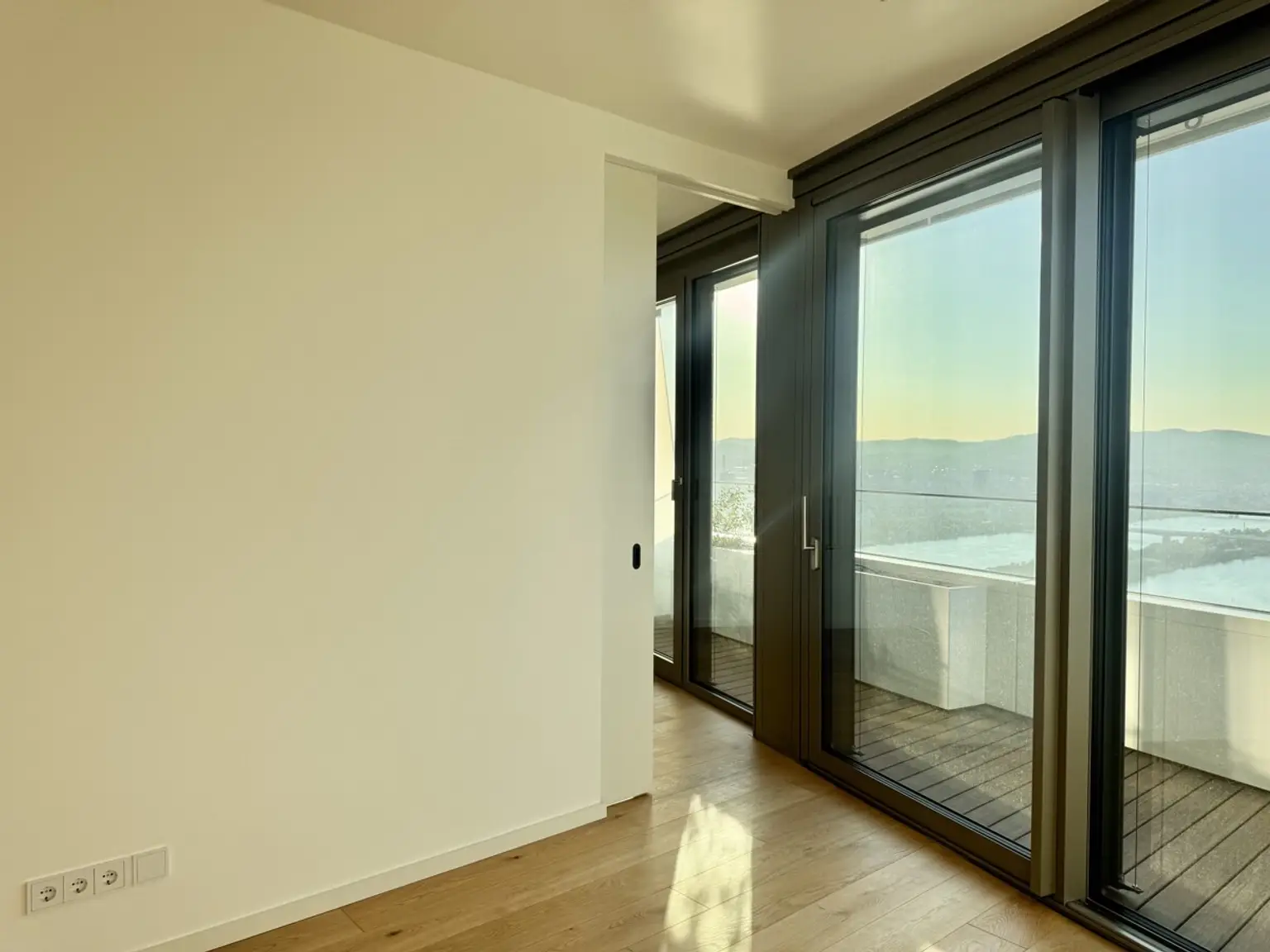 DANUBEFLATS. New - 2 Zimmer Wohnung - 40. Stock inkl. Sonnenuntergang