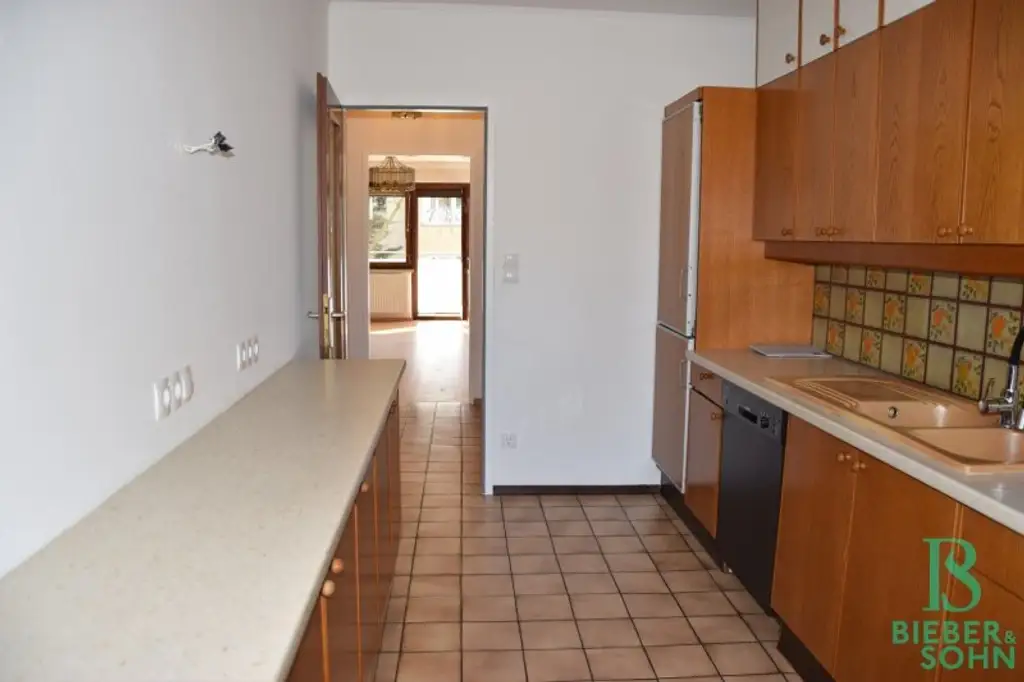 Eleganter "Retro-Style" - Großzügige, sonnige, ruhige Wohnung mit Süd-Loggia! 2 Garagenplätze!