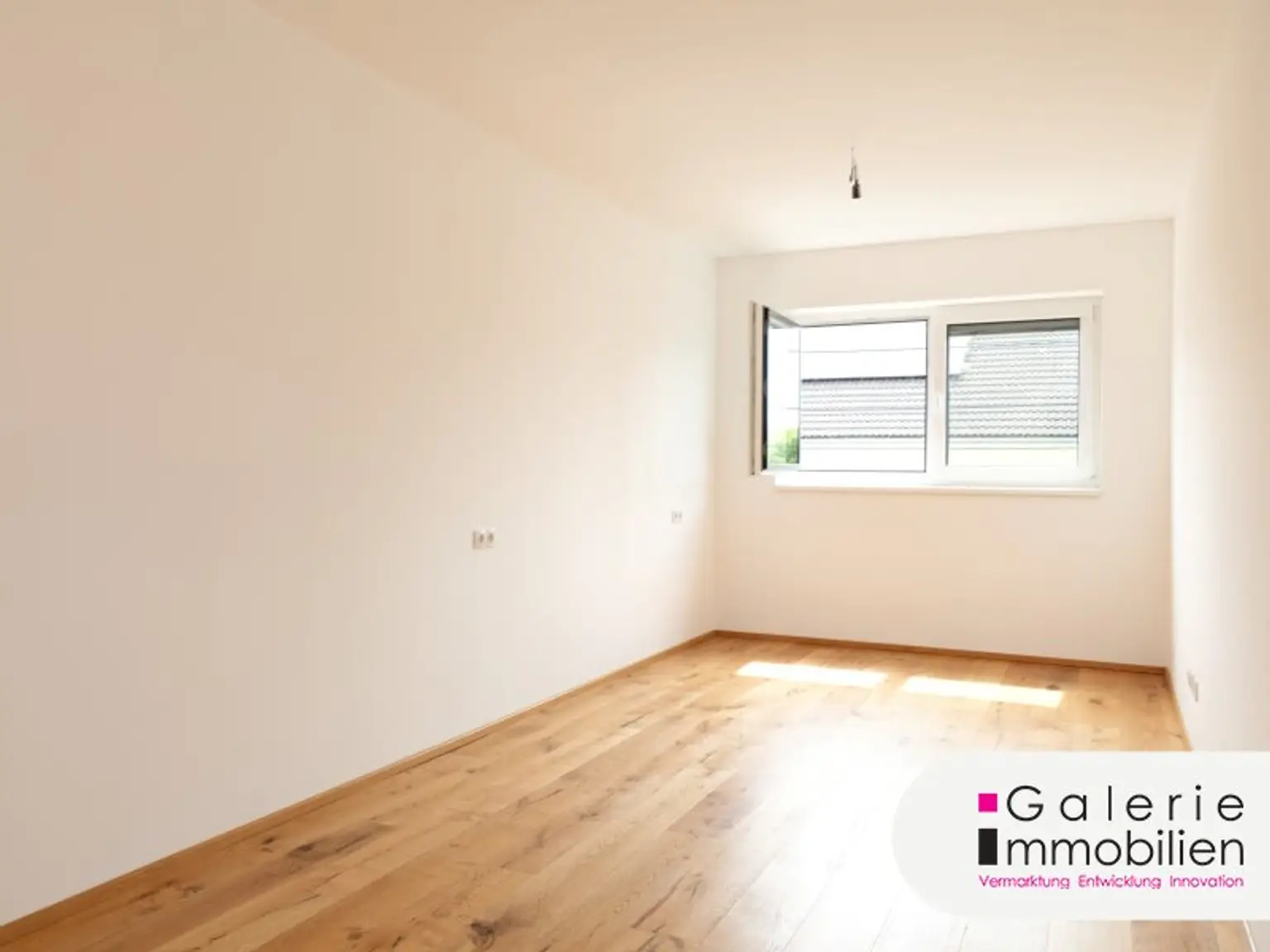 Erstbezug: Sehr schöne, helle und ruhige Doppelhaushälfte (links) mit 4 Zimmern, Eigengarten und Panoramablick-Dachterrasse!