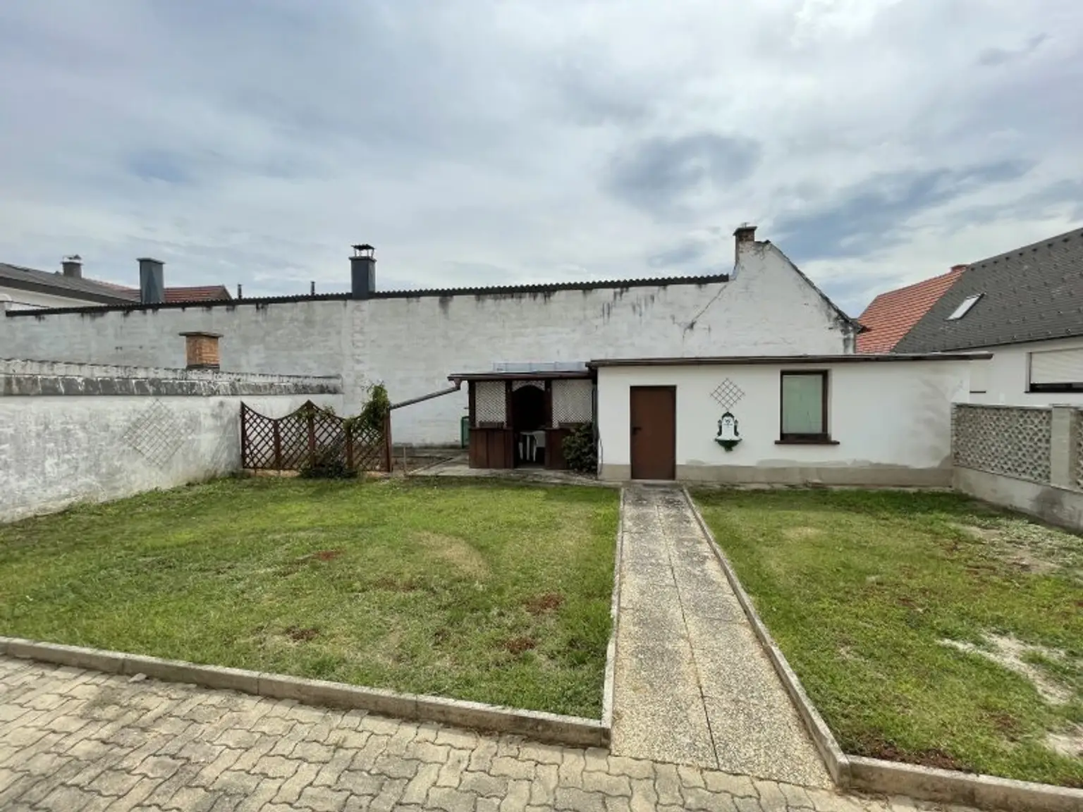 GEPFLEGTES EINFAMILIEN-HAUS MIT GARTEN UND GARAGE - RUHELAGE!
