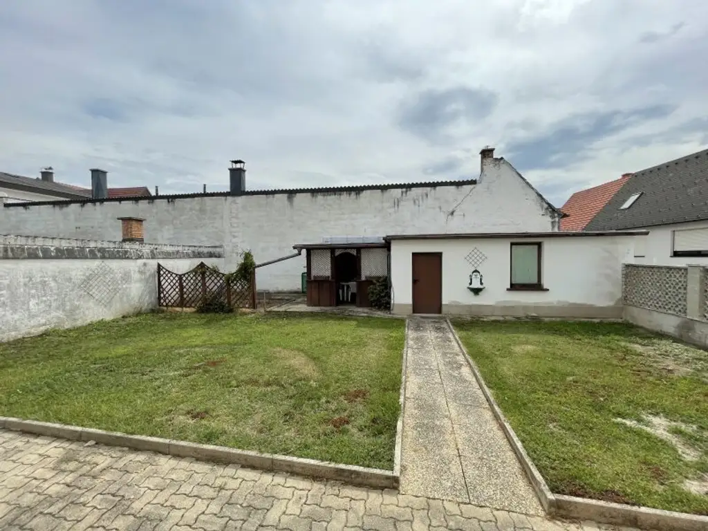 GEPFLEGTES EINFAMILIEN-HAUS MIT GARTEN UND GARAGE - RUHELAGE!