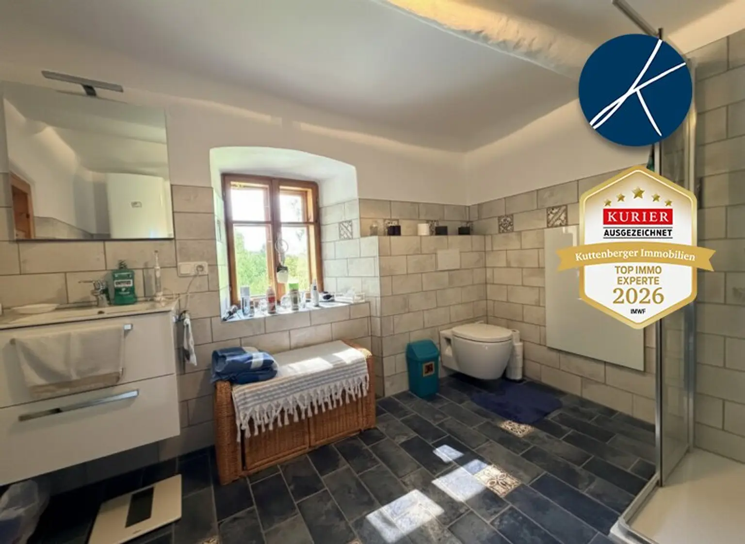 Bad mit Dusche und WC