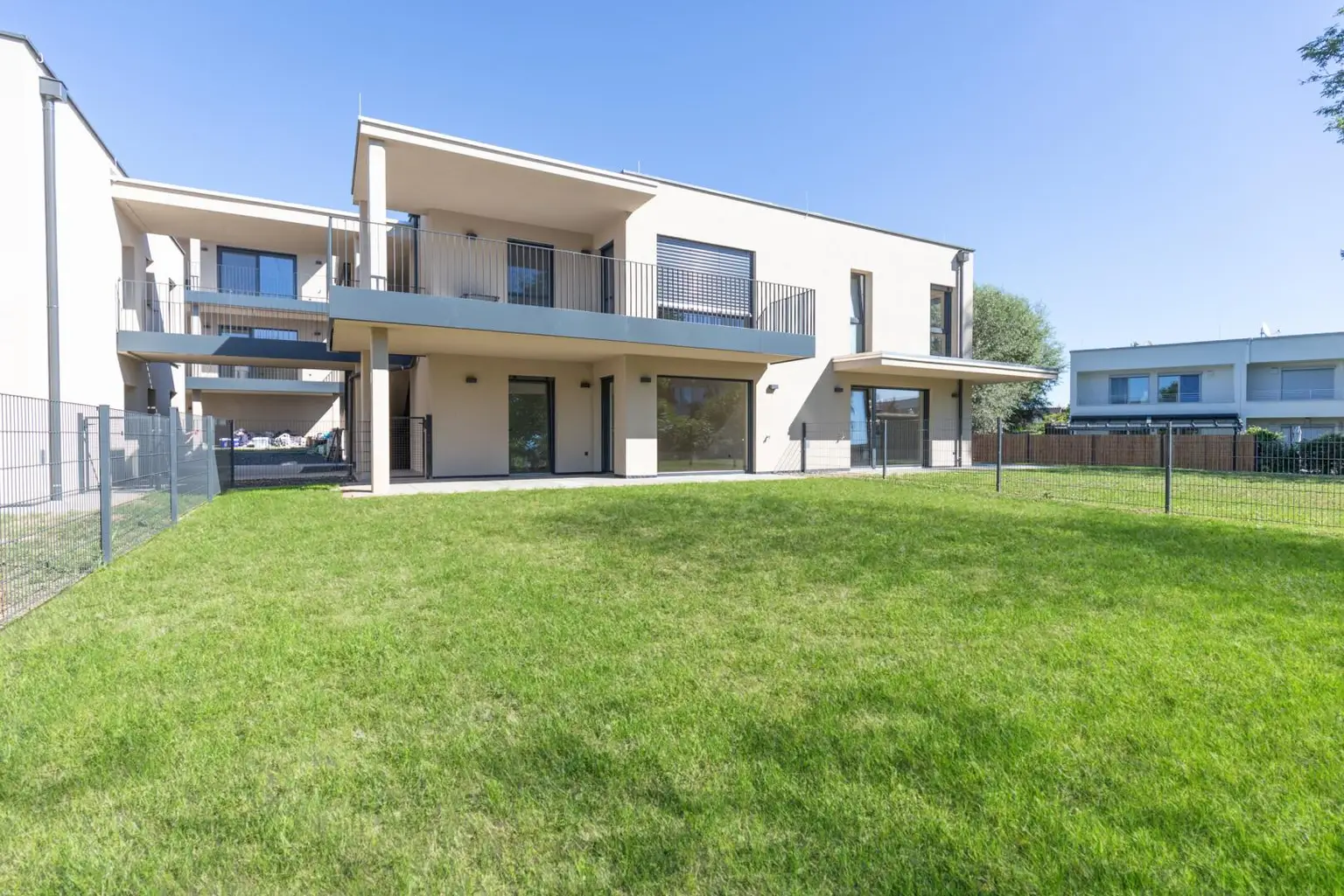 Außenansicht mit Garten