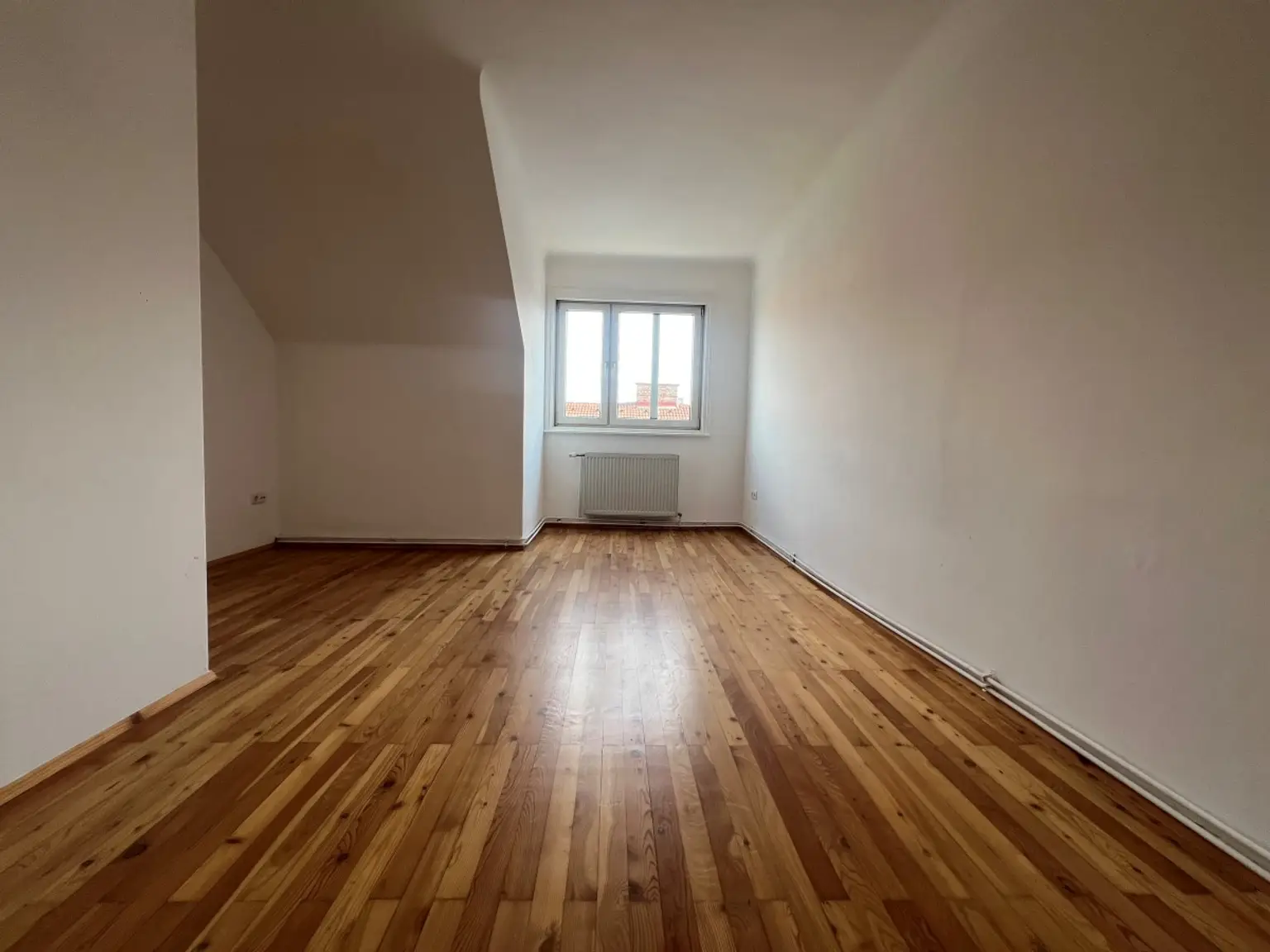 8 | HELLE und RUHIGE Wohnung - ZWEI Zimmer im DG | Prima Service Immobilien