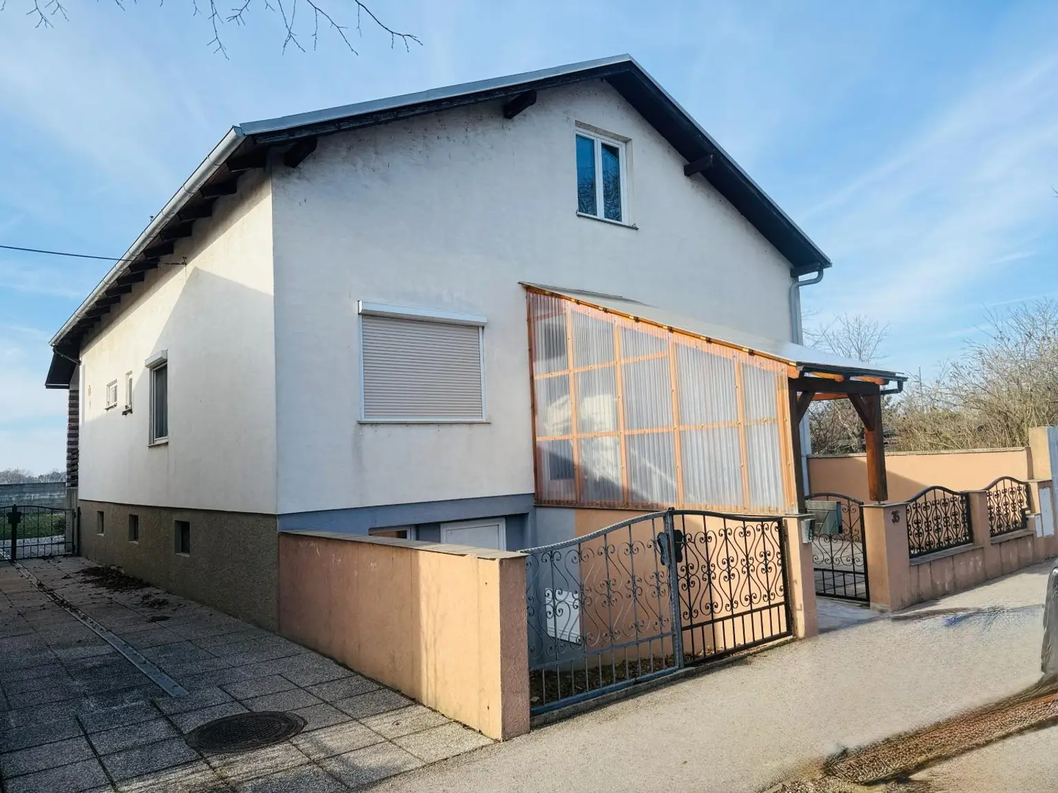 seitliche Zufahrt in den Garten, Parkmöglichkeit