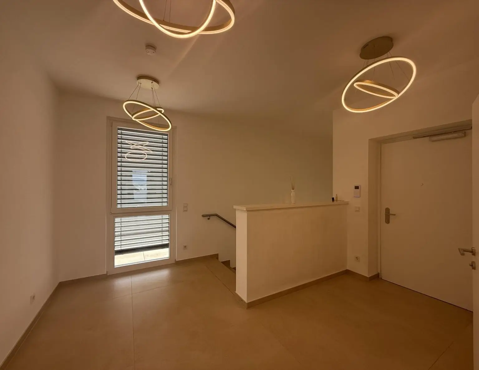Luxus Penthouse mit Outdoor-Jacuzzi wird komplett möbliert vermietet // Luxury penthouse with outdoor Jacuzzi available for rent, fully furnished //