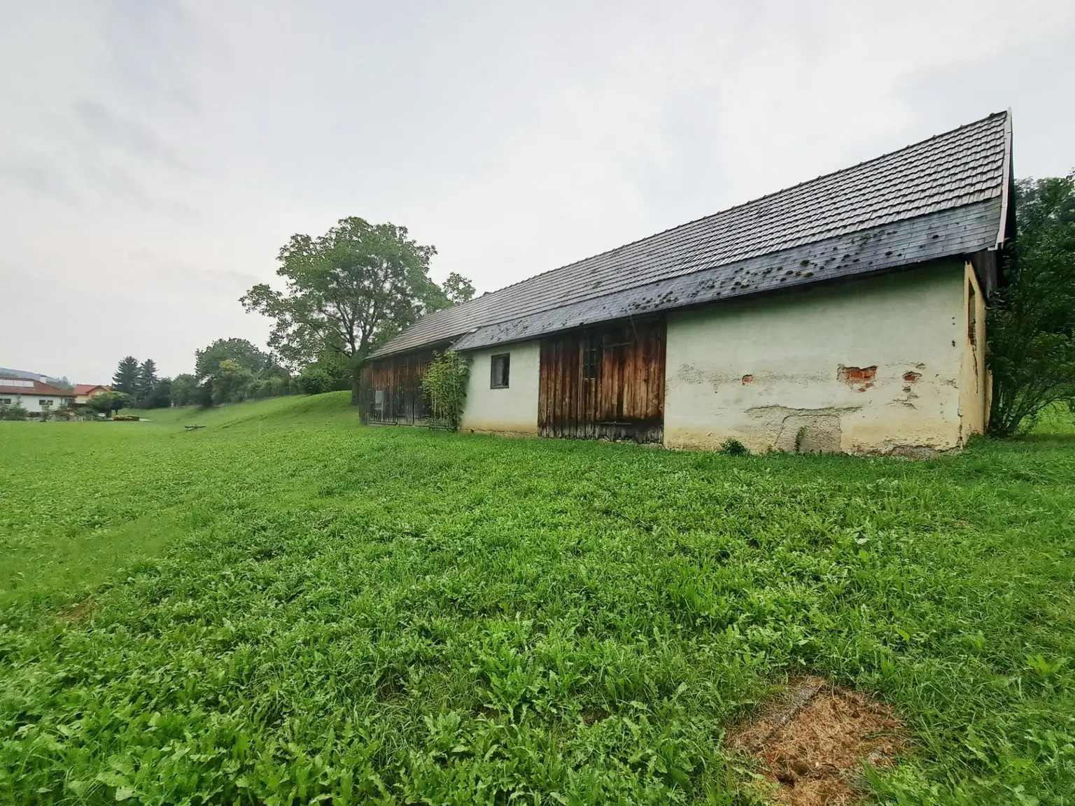 GROSSES GRUNDSTÜCK MIT SCHUPPEN