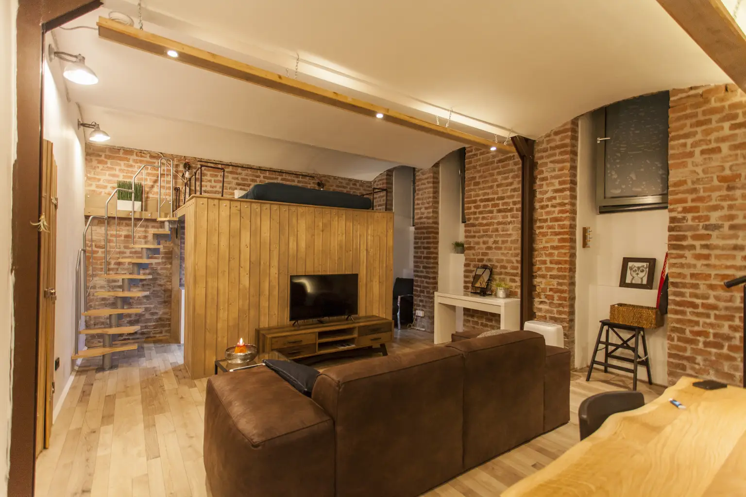 Moderne Souterrain Loft im Altbaustil ~ Kompakt eingerichtet ~ AKH Nähe ~ Gute öffentliche Anbindungen