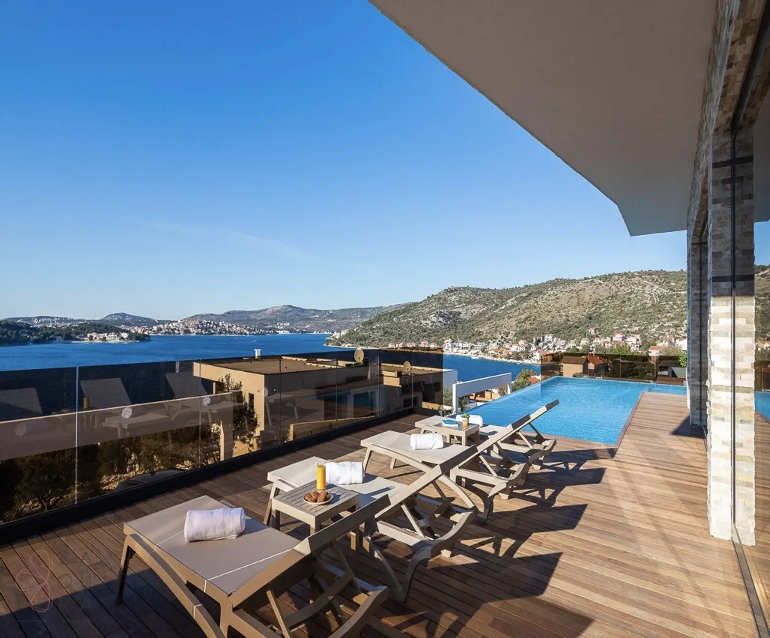 Moderne Villa mit Meerblick in Rogoznica – Eleganz und Erholung nur 80 m vom Meer