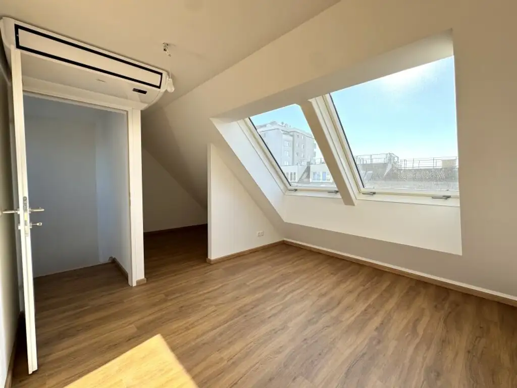Dachgeschossausbau mit Terrasse & Klimaanlage - Erstbezug