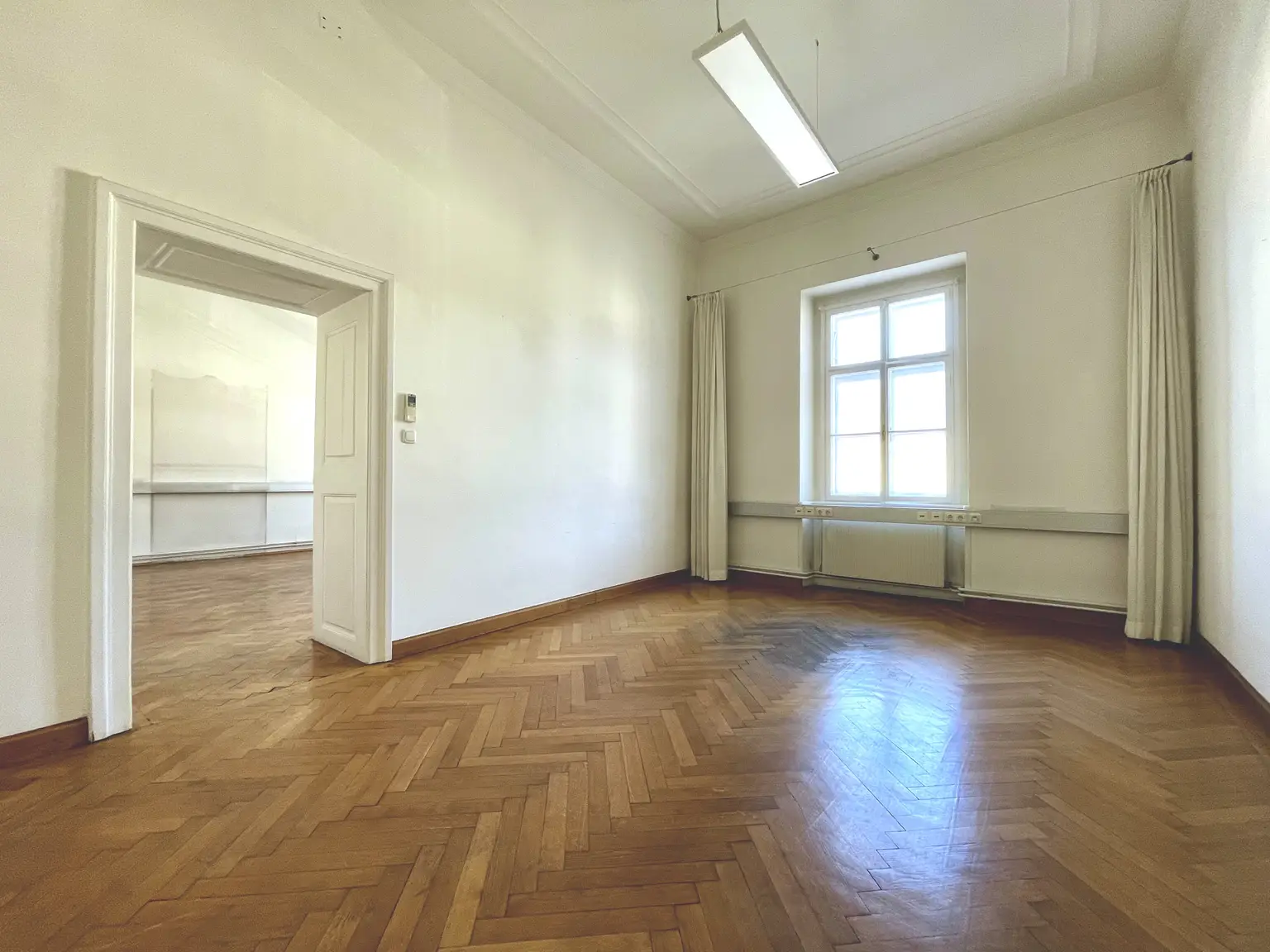 Sekretariat straßenseitig